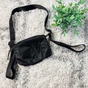 Lululemon Adjustable Straps Crossbody Belt Bag with Zipper Black